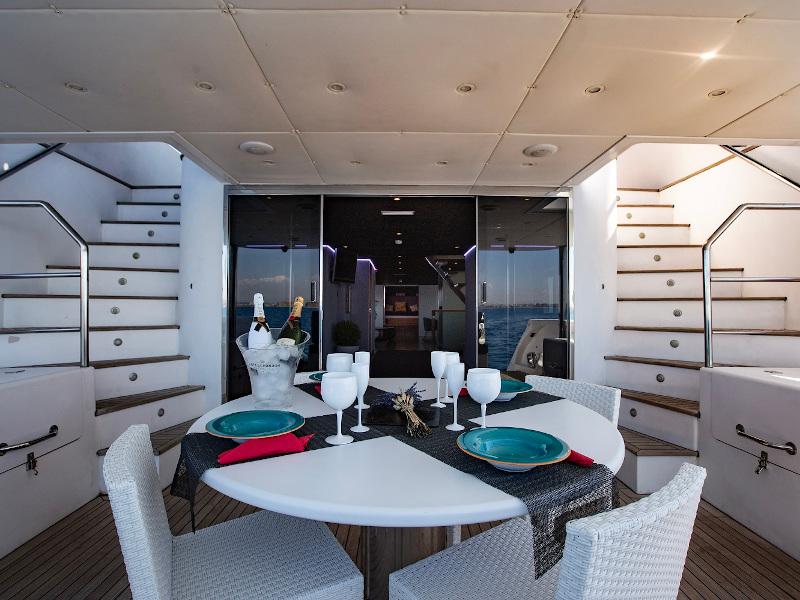 Book yachts online - motorboat - Explorer 92 - Boramar Luxe - rent