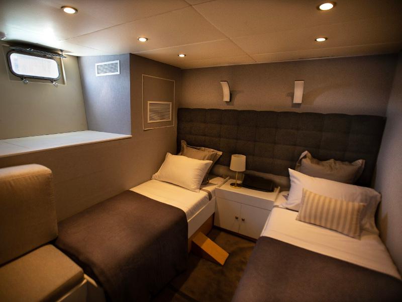 Book yachts online - motorboat - Explorer 92 - Boramar Luxe - rent