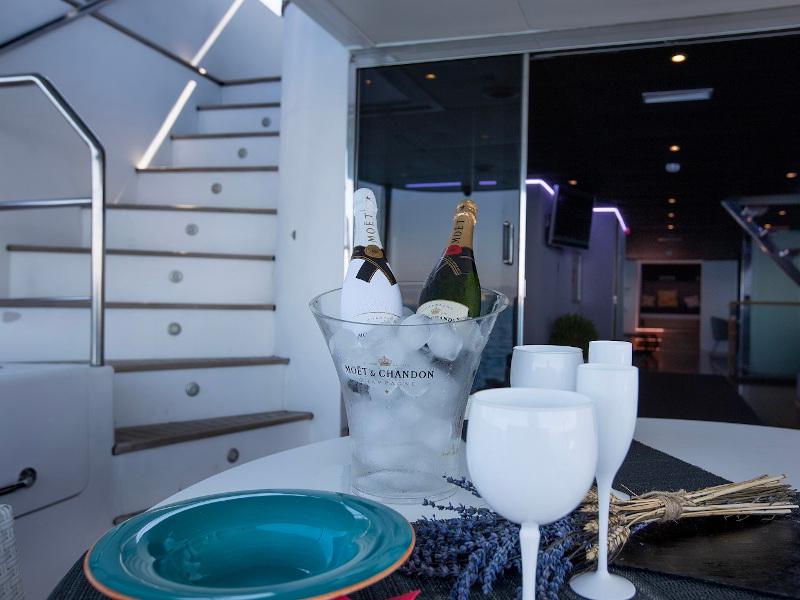 Book yachts online - motorboat - Explorer 92 - Boramar Luxe - rent