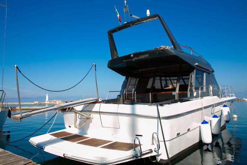 Book yachts online - motorboat - Riva 45 SuperAmerica - Hidra 1977 (Refit 2020) - rent