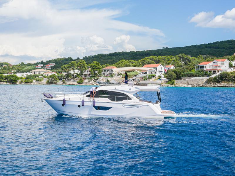 Book yachts online - motorboat - Sessa Fly 47 - Star Dust - rent