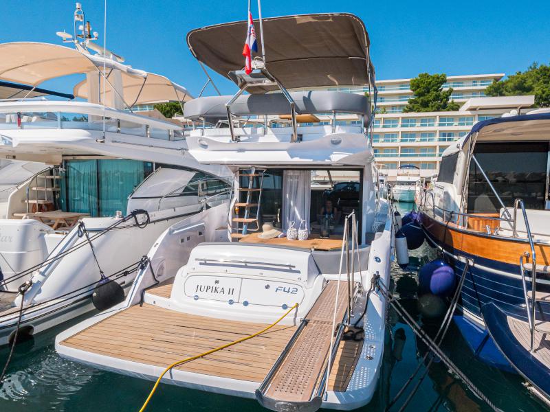 Book yachts online - motorboat - Sessa Fly 42 - Jupika II - rent