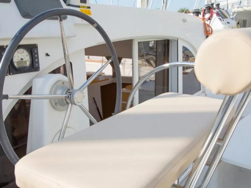 Book yachts online - catamaran - Lagoon 380 S2 - Voyager - rent