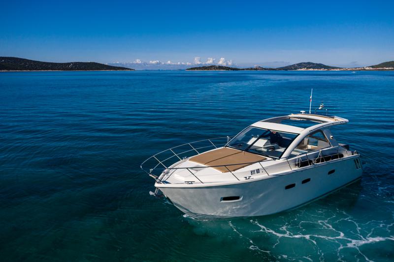 Book yachts online - motorboat - Sealine SC35 - Lara - rent