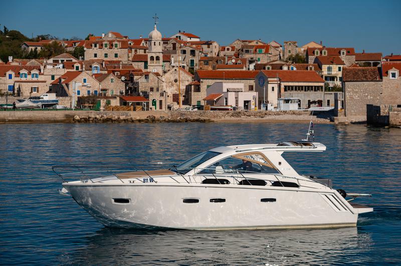 Book yachts online - motorboat - Sealine SC35 - Lara - rent