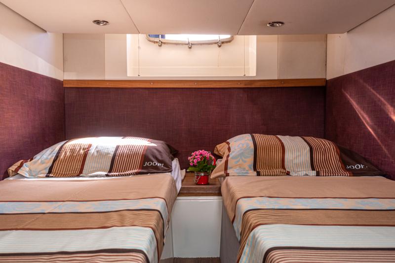 Book yachts online - motorboat - Sealine SC35 - Lara - rent