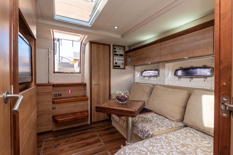 Book yachts online - motorboat - Sealine SC35 - Lara - rent