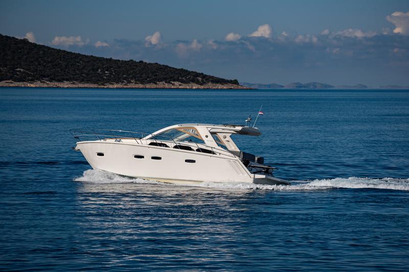 Book yachts online - motorboat - Sealine SC35 - Lara - rent