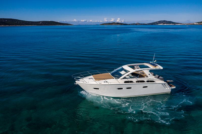Book yachts online - motorboat - Sealine SC35 - Lara - rent