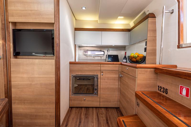Book yachts online - motorboat - Sealine SC35 - Lara - rent