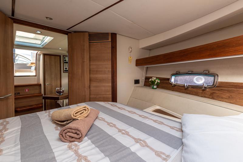 Book yachts online - motorboat - Sealine SC35 - Lara - rent