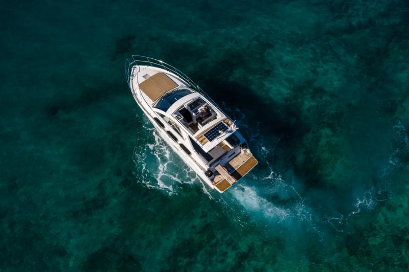 Book yachts online - motorboat - Sealine SC35 - Lara - rent