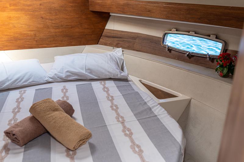 Book yachts online - motorboat - Sealine SC35 - Lara - rent