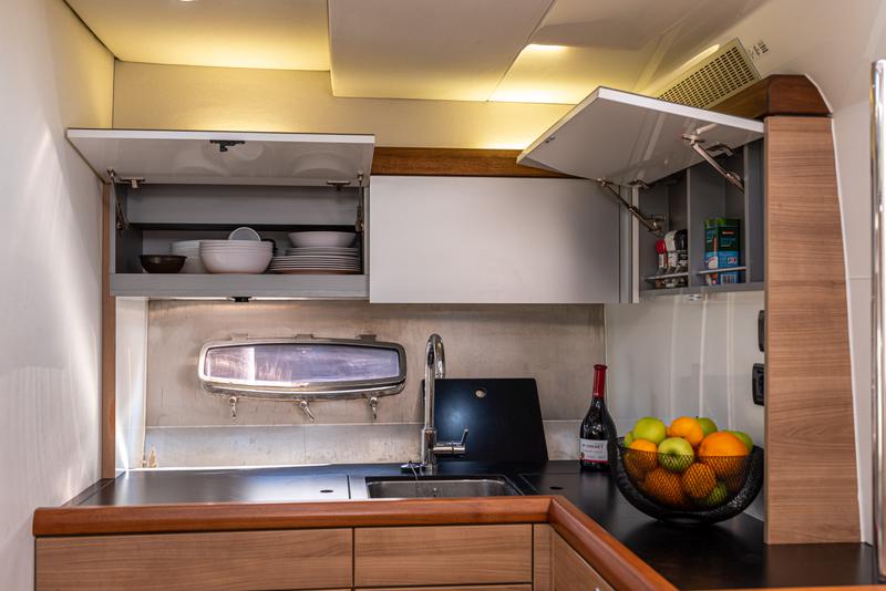 Book yachts online - motorboat - Sealine SC35 - Lara - rent