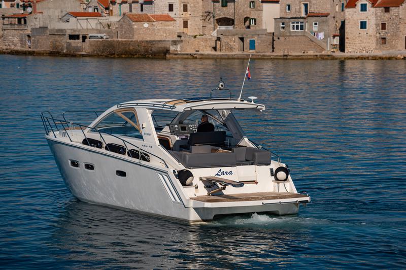 Book yachts online - motorboat - Sealine SC35 - Lara - rent