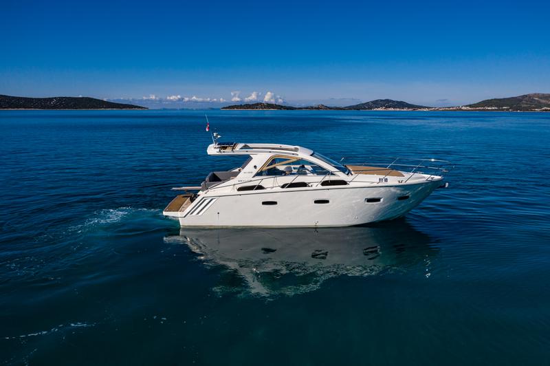 Book yachts online - motorboat - Sealine SC35 - Lara - rent