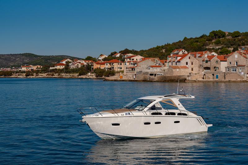 Book yachts online - motorboat - Sealine SC35 - Lara - rent
