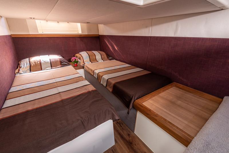 Book yachts online - motorboat - Sealine SC35 - Lara - rent