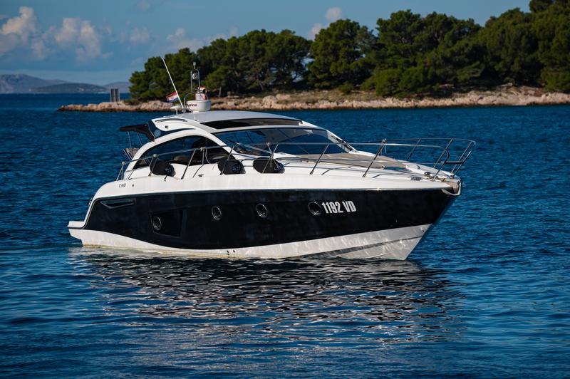Book yachts online - motorboat - Sessa C38 - Lana - rent
