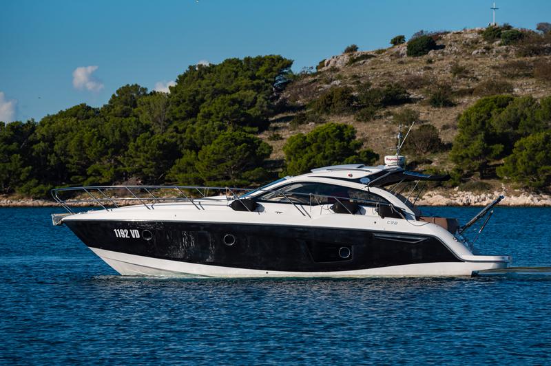 Book yachts online - motorboat - Sessa C38 - Lana - rent