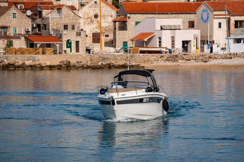 Book yachts online - motorboat - Bavaria 29 Sport - Nena - rent
