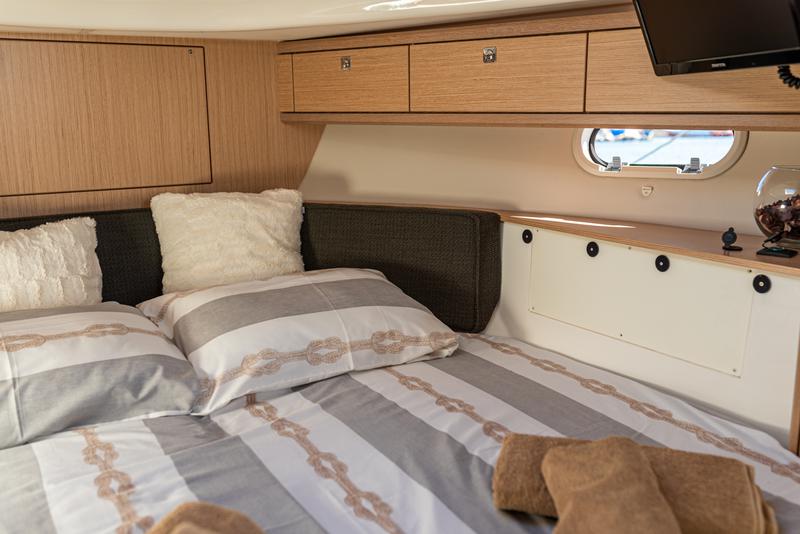 Book yachts online - motorboat - Bavaria 29 Sport - Nena - rent