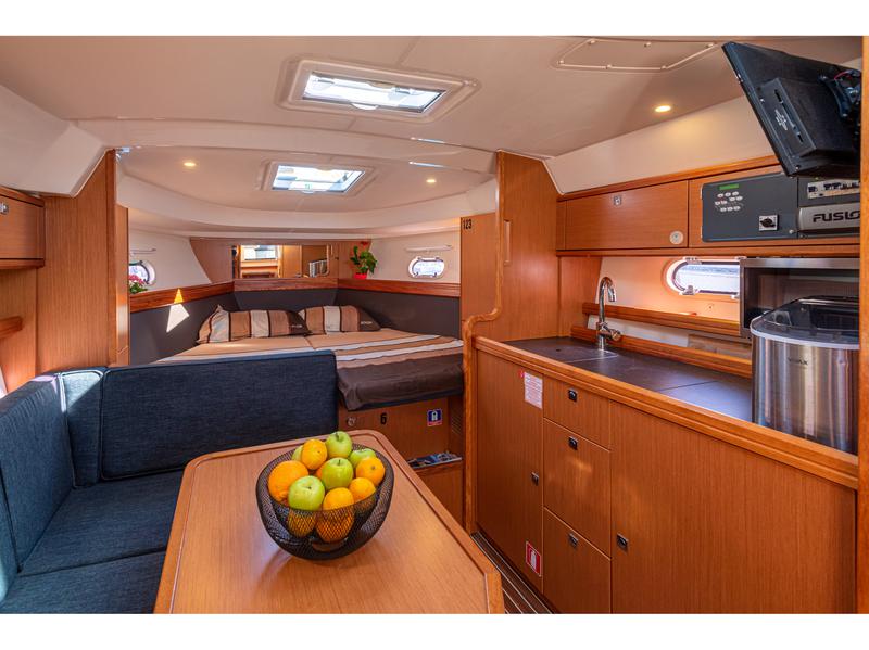 Book yachts online - motorboat - Bavaria 32 Sport - Dora - rent