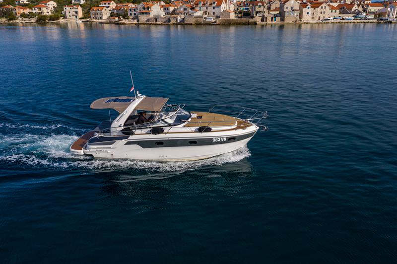 Book yachts online - motorboat - Bavaria 32 Sport - Dora - rent