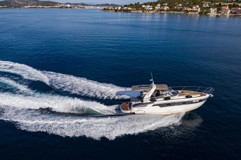 Book yachts online - motorboat - Bavaria 32 Sport - Dora - rent