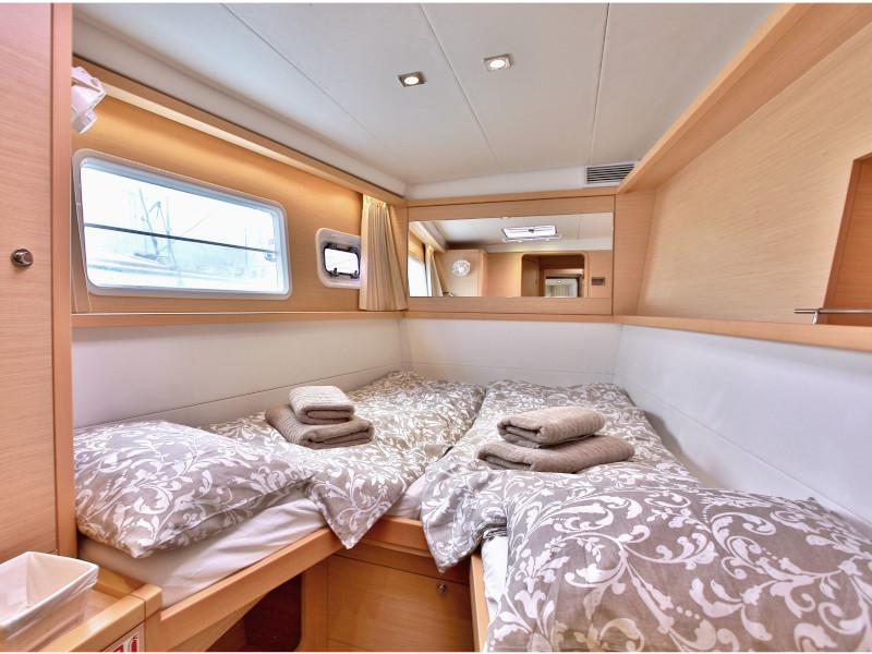 Book yachts online - catamaran - Lagoon 450  Flybridge - Marla - rent
