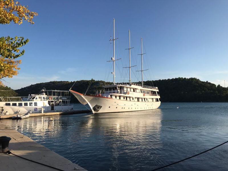 Book yachts online - motorboat - Motoryacht - Almissa - rent