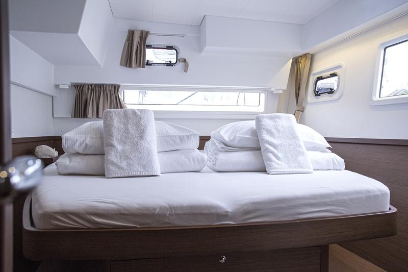 Book yachts online - catamaran - Lagoon 42 - PULP FICTION - AC and generator - rent