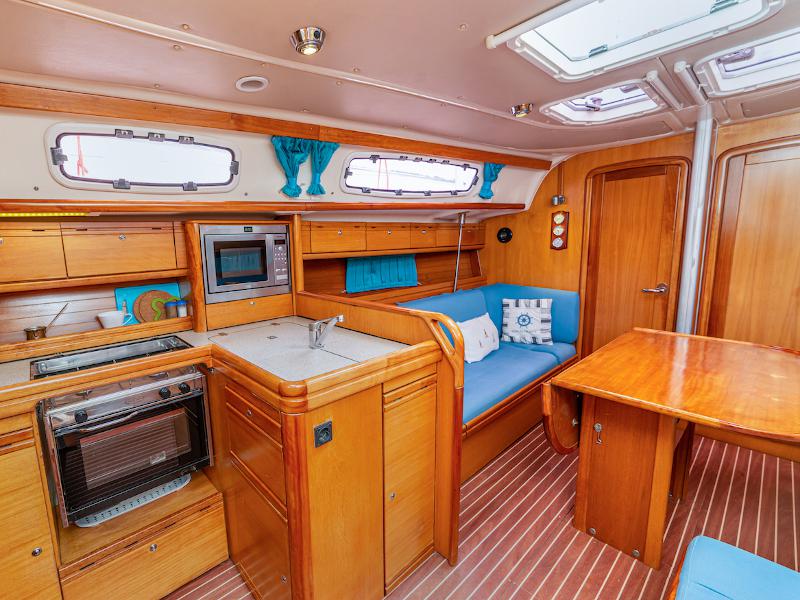 Book yachts online - sailboat - Bavaria 38 Cruiser - Mavi Ada - rent