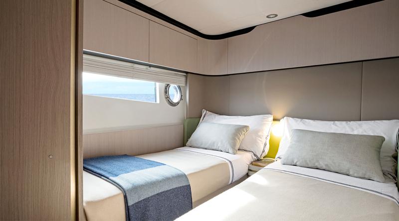 Book yachts online - motorboat - Azimut 60 - ALUMINIA - rent