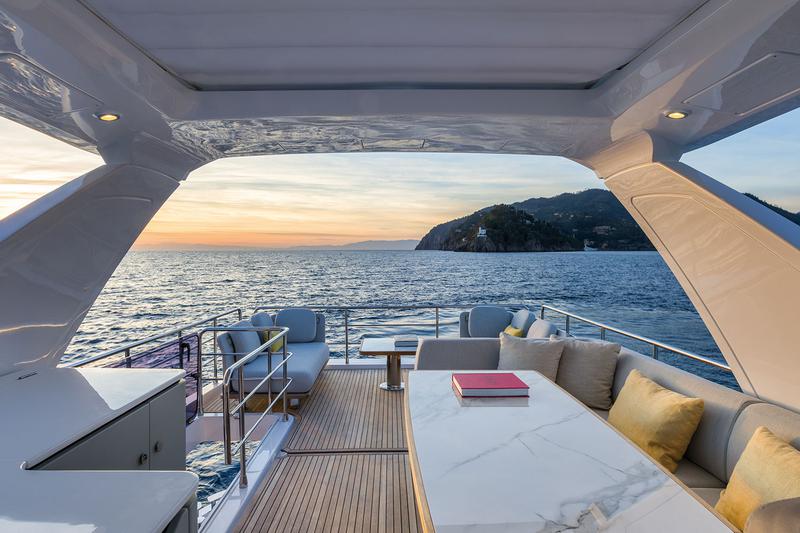 Book yachts online - motorboat - Azimut 60 - ALUMINIA - rent