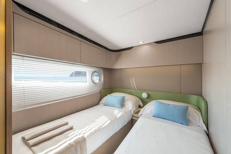 Book yachts online - motorboat - Azimut 60 - ALUMINIA - rent