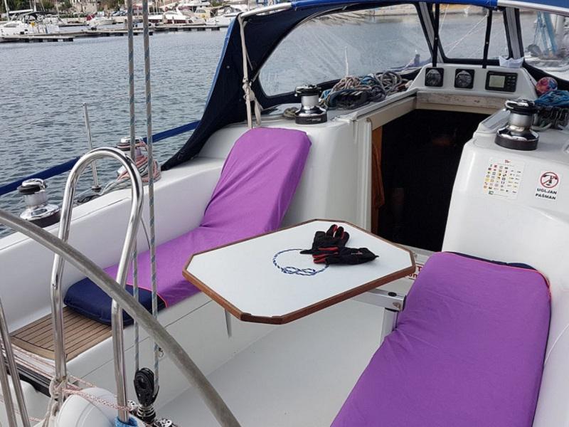 Book yachts online - sailboat - Grand Soleil 40 R - Stribor - rent