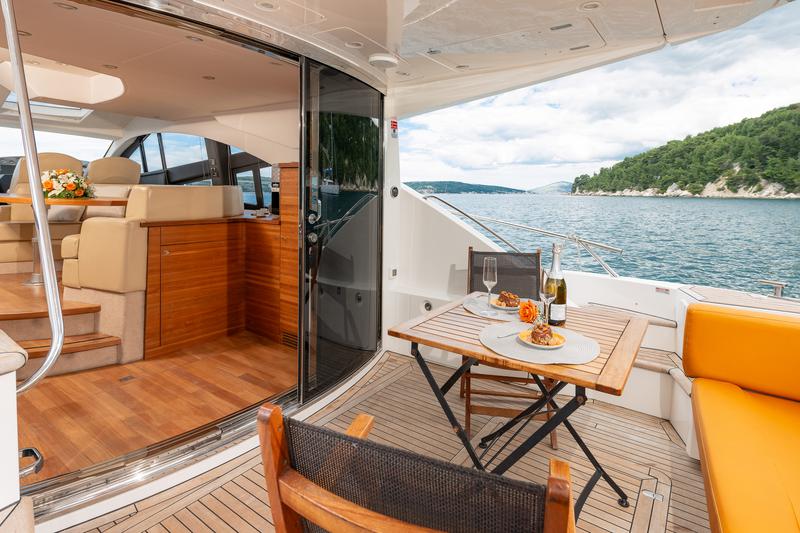 Book yachts online - motorboat - Sealine T 50 - Maja - rent