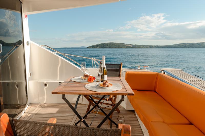 Book yachts online - motorboat - Sealine T 50 - Maja - rent