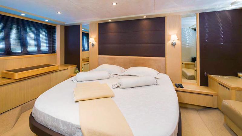 Book yachts online - motorboat - Princess V65 - Spice of Life - rent