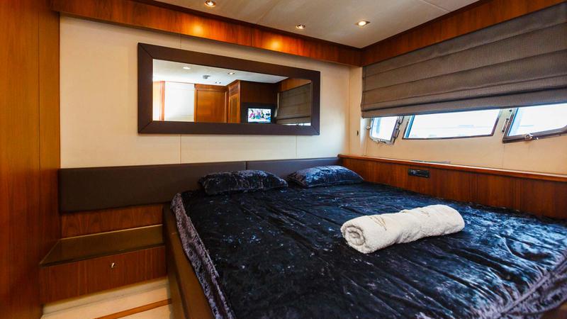 Book yachts online - motorboat - Sunseeker Yacht 86 - The Best Way - rent