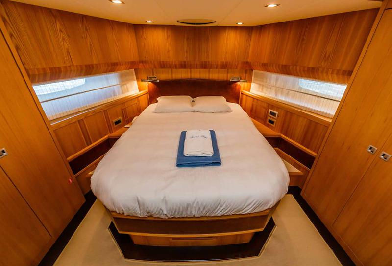 Book yachts online - motorboat - Cayman 70 - Secret Life - rent