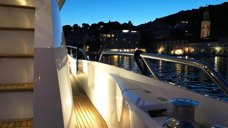 Book yachts online - motorboat - Manhattan 73 - A Cloudy Bay - rent
