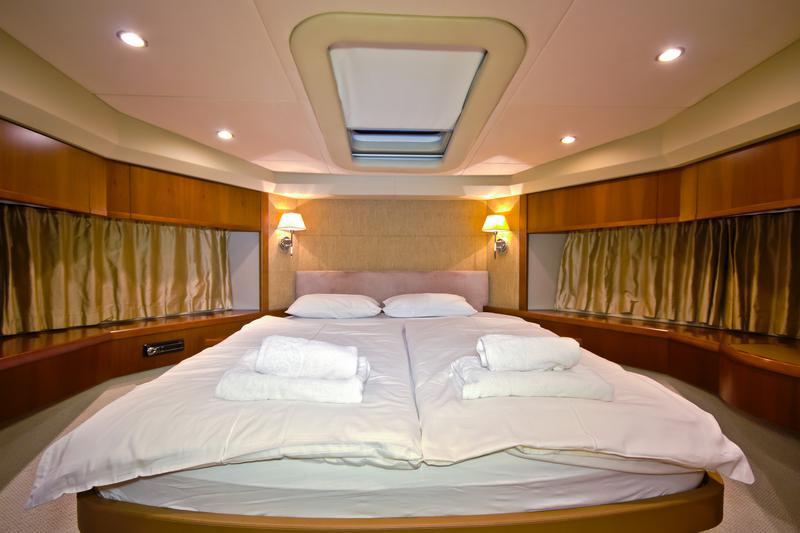 Book yachts online - motorboat - Princess 62 - Pamango - rent