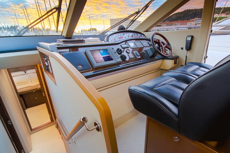 Book yachts online - motorboat - Princess 62 - Pamango - rent