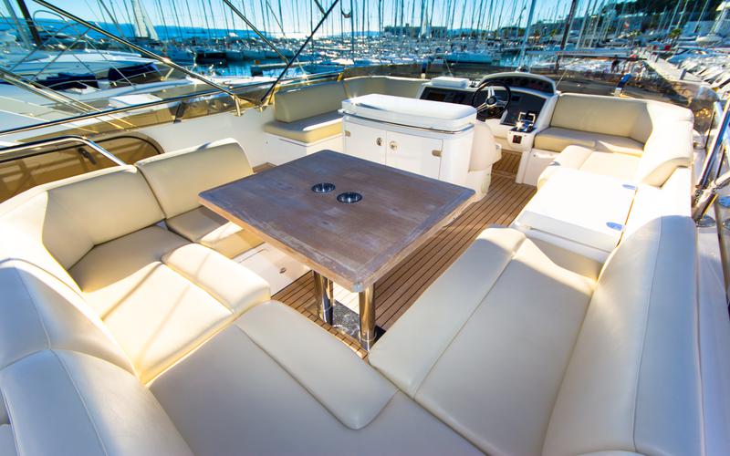 Book yachts online - motorboat - Princess 62 - Pamango - rent
