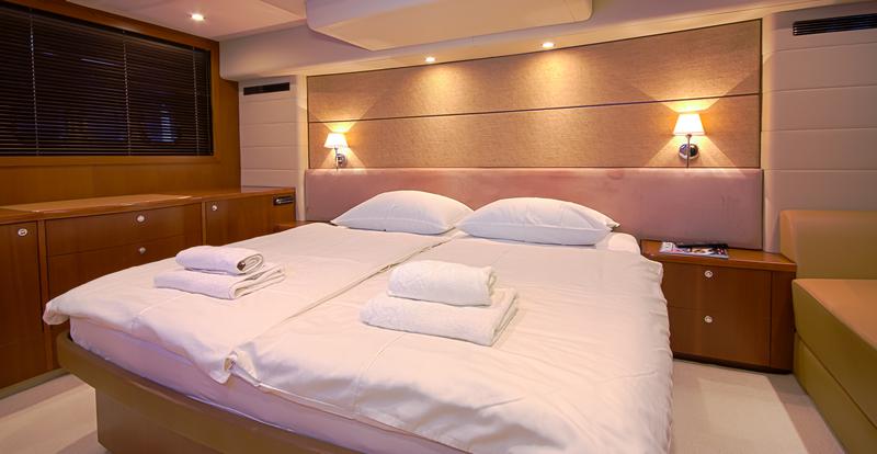 Book yachts online - motorboat - Princess 62 - Pamango - rent