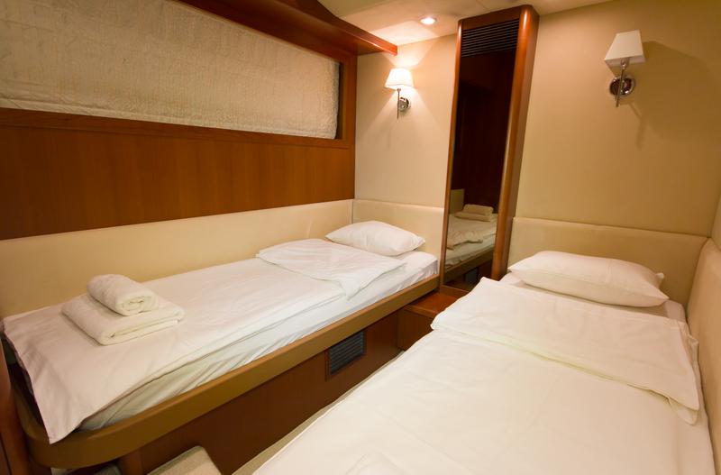 Book yachts online - motorboat - Princess 62 - Pamango - rent