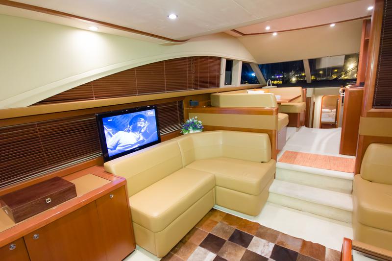 Book yachts online - motorboat - Princess 62 - Pamango - rent