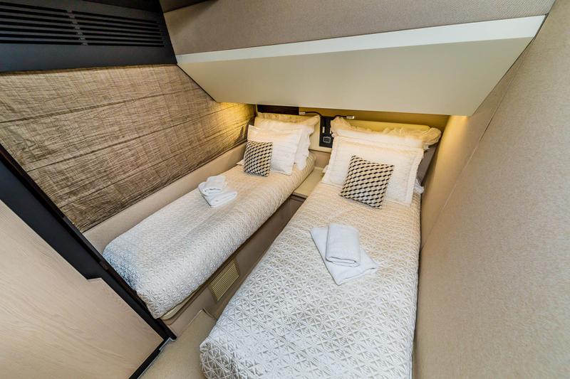 Book yachts online - motorboat - Azimut 66 - Karat II - rent